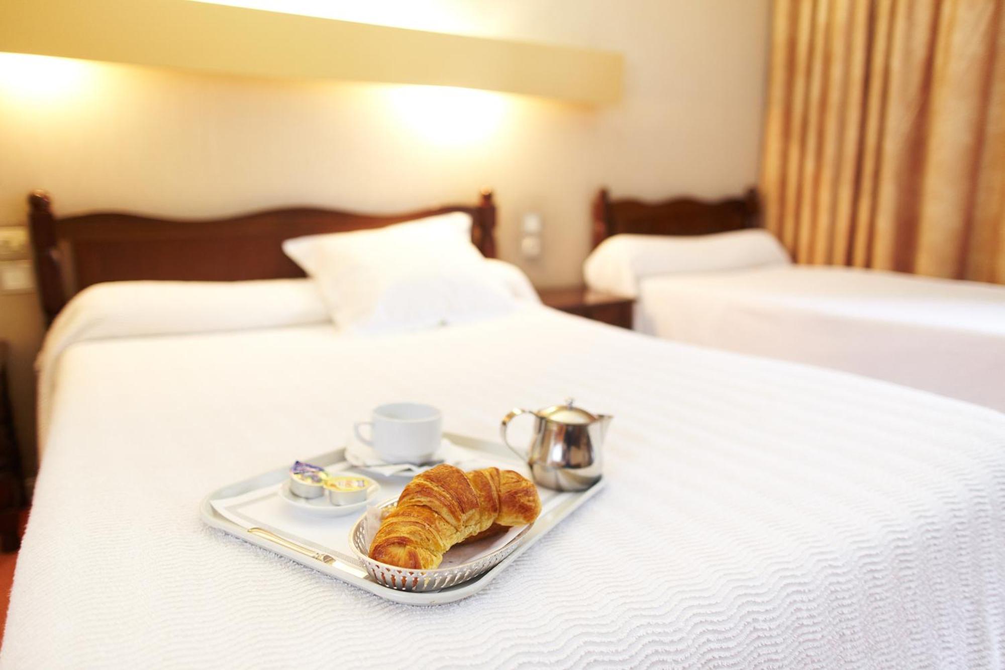 Hotel De Paris Bagnères-de-Luchon الغرفة الصورة