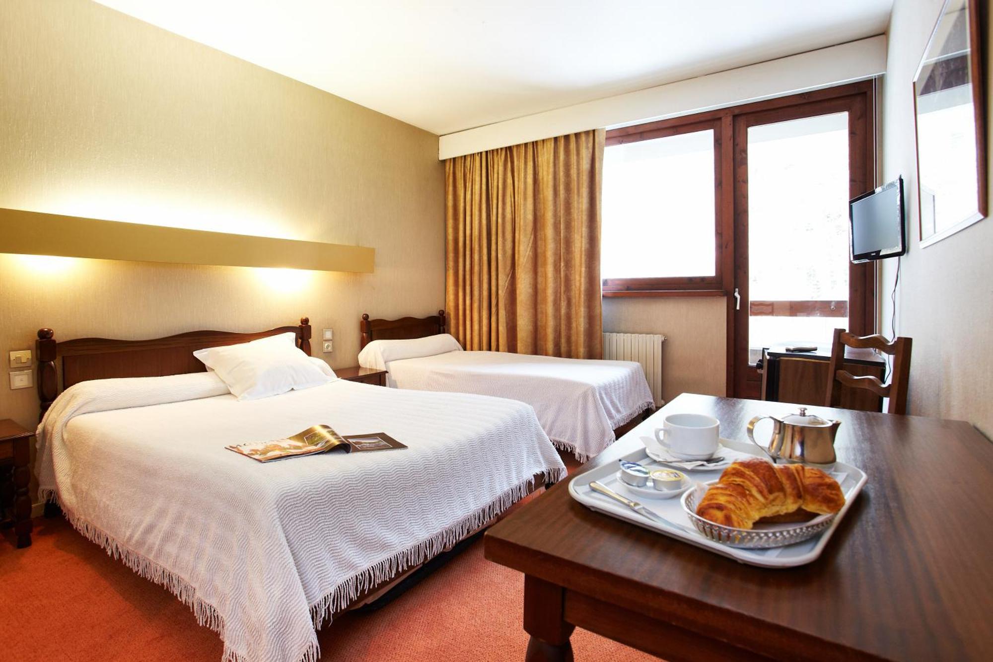 Hotel De Paris Bagnères-de-Luchon الغرفة الصورة
